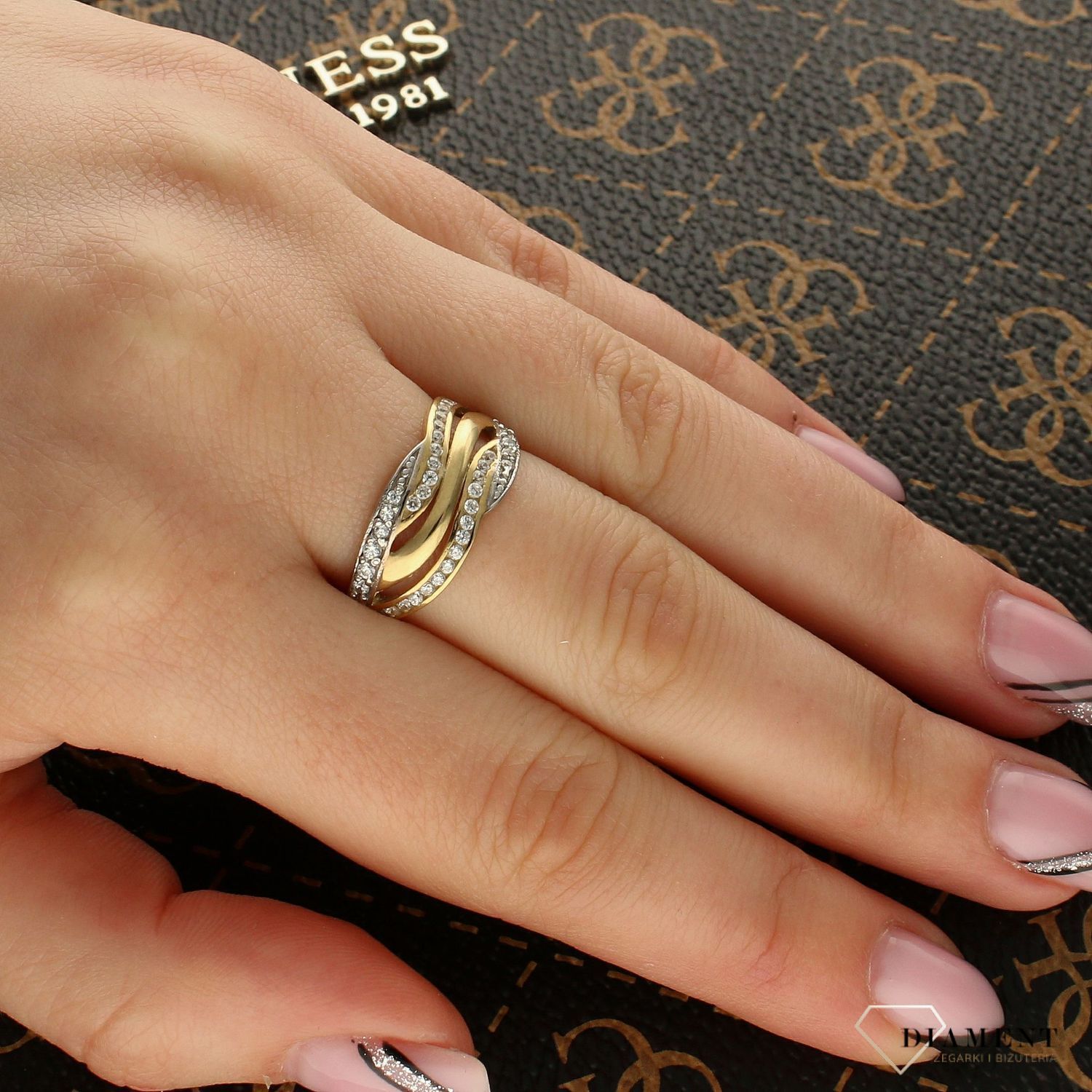 Złoty pierścionek 'Delikatne fale' białe złoto PI 724 333.jpg